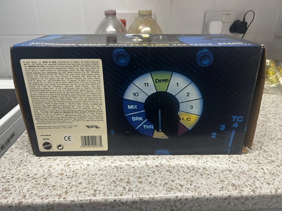 1:18 RENAULT R25 FERNANDO ALONSO BRASIL - Campeón del Mundo de F1 2005 - Edición Limitada. Foto 2 de 4