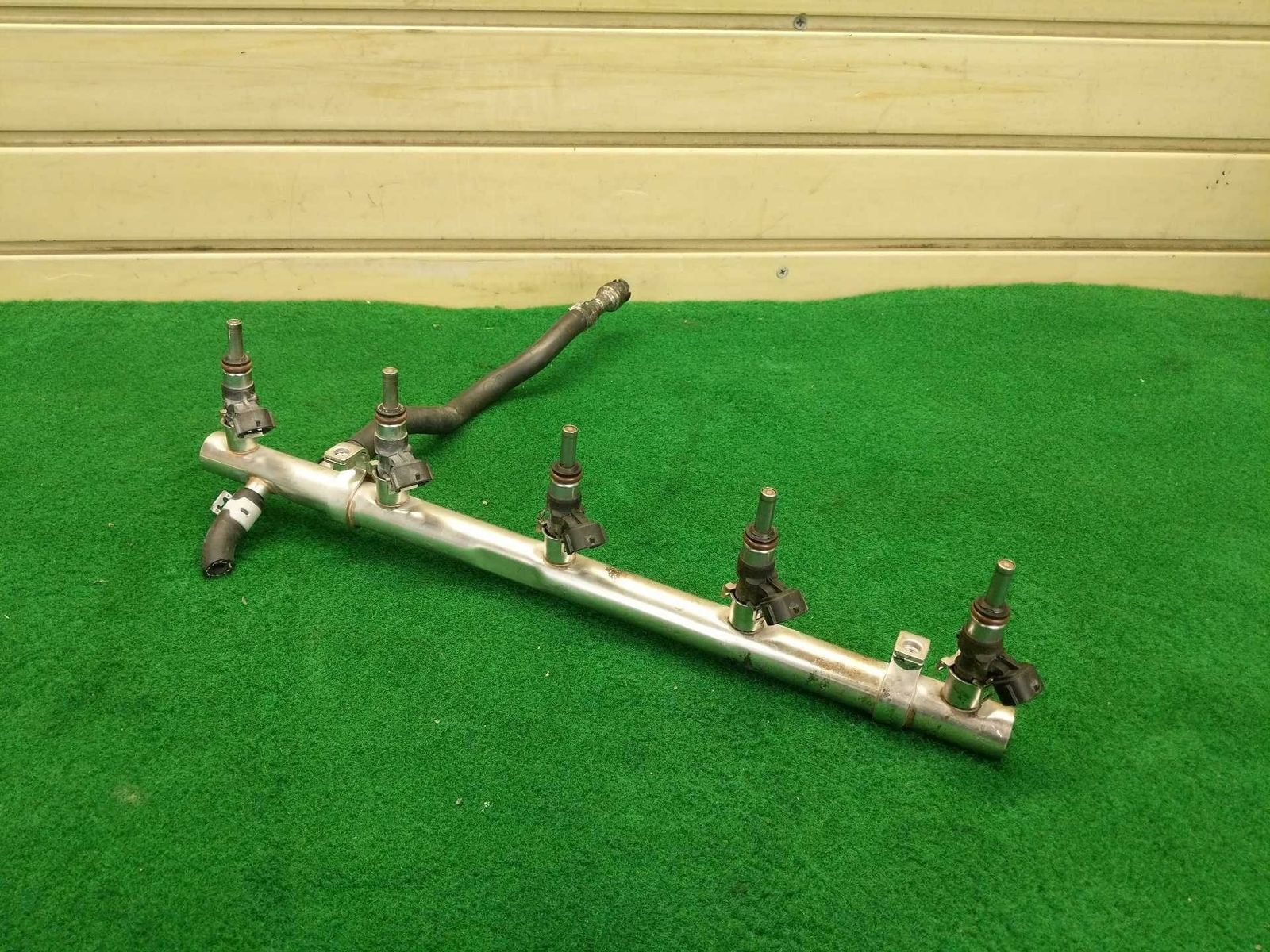 2018 Audi R8 Plus V10 OEM 5 Fuel Injectors & Rail Pipe.