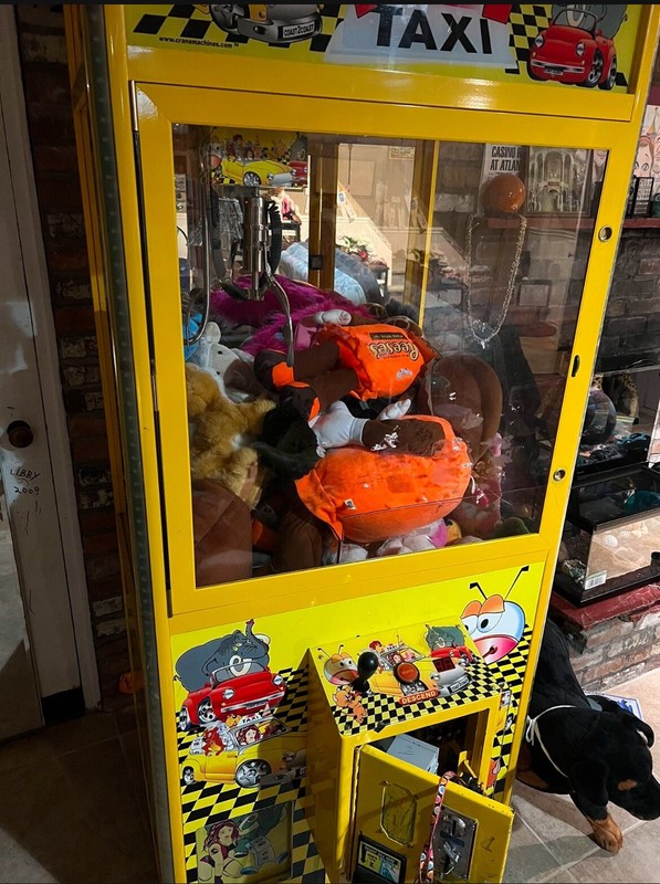 claw machine arcade game