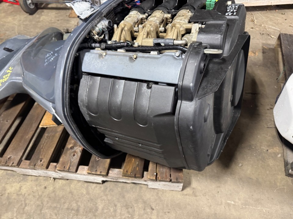 2005 Yamaha 225 hp F225 4-Stroke 25