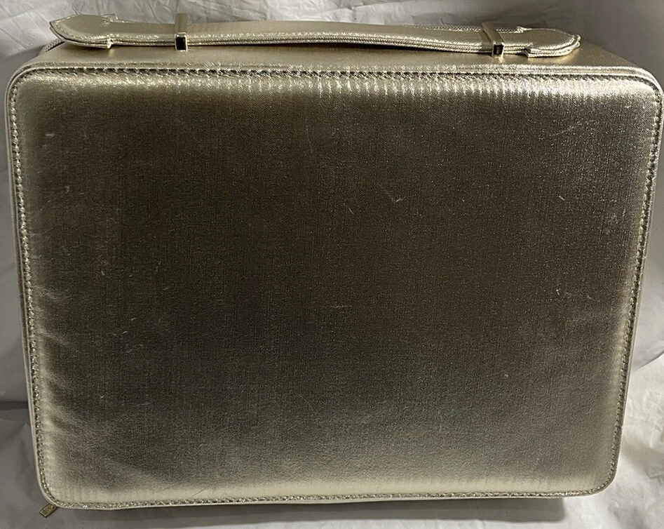 Bolsa/estuche de maquillaje Lancome dorado color metálico 2023 con mango y cierre de cremallera Foto 2 de 4