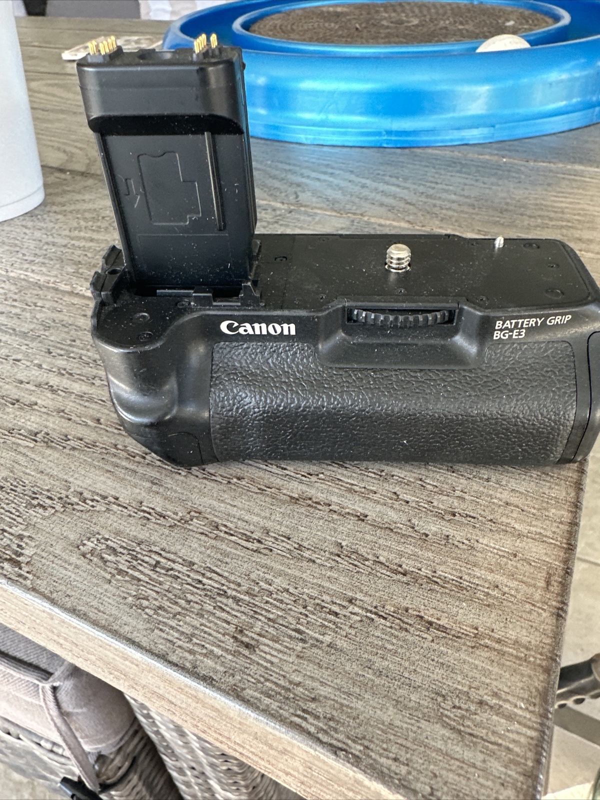 Genuine OEM Canon BGE8 Battery Grip for T2i,T3i,T4i,T5i 647 Clean