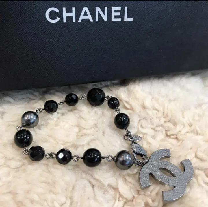 chanel logo beads