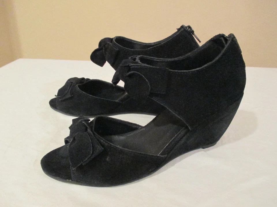 Zapato para mujer Kimchi azul de 3" con tacón de cuña talla 6M negro gamuza cremallera y moño usado en excelente estado Foto 2 de 4