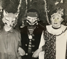 Extraña Foto Gente en Máscaras Zorro, Pirata, Arlequín Halloween Disfraz Sin Rostro