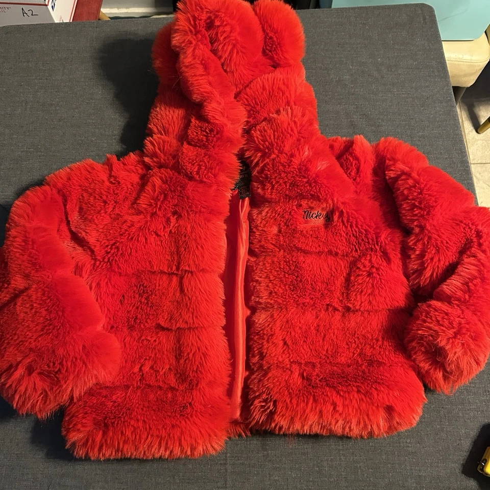 Chaqueta acolchada Forever 21 Disney Mickey Mouse de piel sintética recortada roja con capucha 11/12 Foto 2 de 4