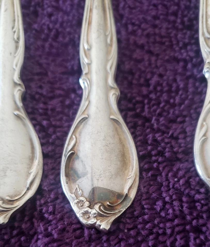 Juego de 6 cuchillos de cena plateados WM Rogers estilo victoriano "Royal Manor" de colección Foto 3 de 3