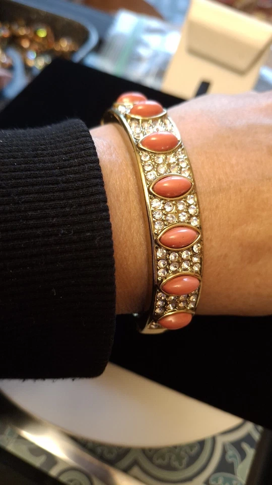 Brazalete Brazalete Cristal Tono Coral Firmado Heidi Daus "Armado con Dije" 6.5" Foto 2 de 4