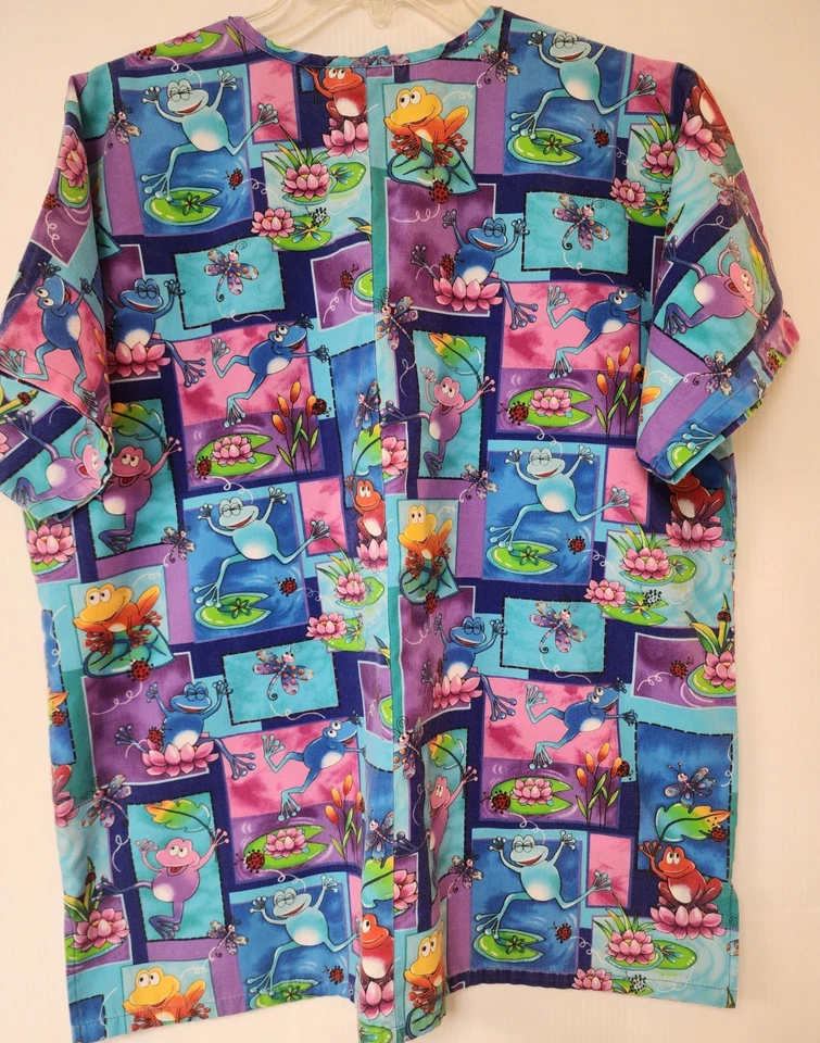 Scrub High Quality Basics Top with frogs V-Neck & Pockets Size Medium - Image 3 of 4