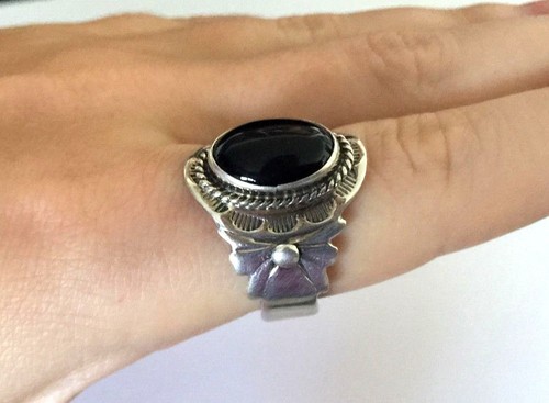 NATIVE AMERICAN SIGNED SN. 925 AY STERLING SILVER OVAL ONYX LADIES RING Sz 11.5 - Picture 3 of 6