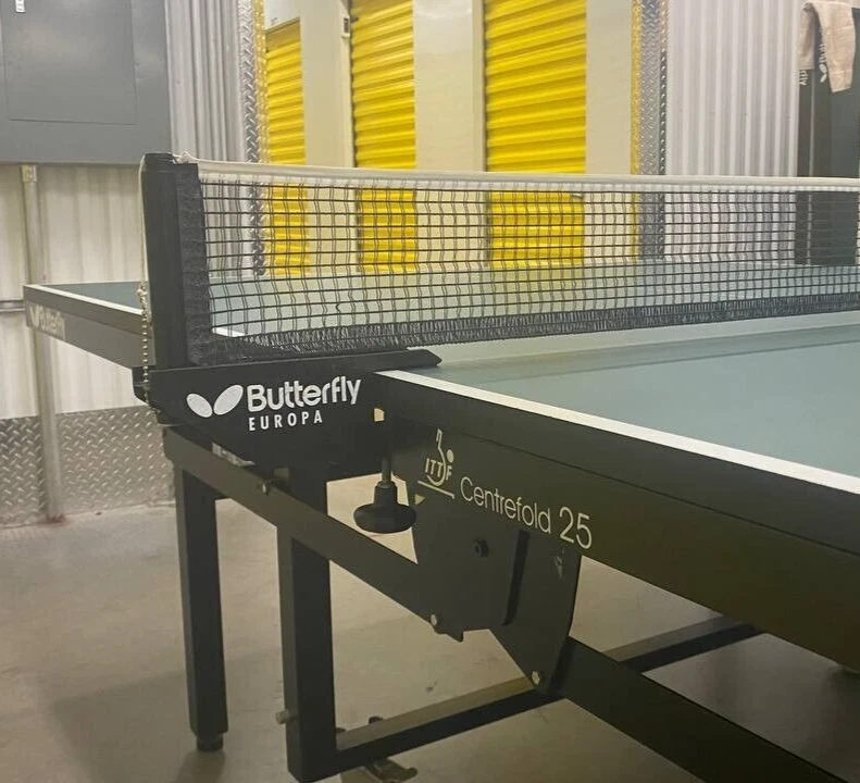 Mesa de pingue-pongue Butterfly Centerfold 25 tênis de mesa interior verde usado, dobrável - Imagem 2 de 4