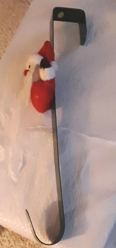 Colgador de puerta guirnalda con felpa de Santa. Foto 2 de 4