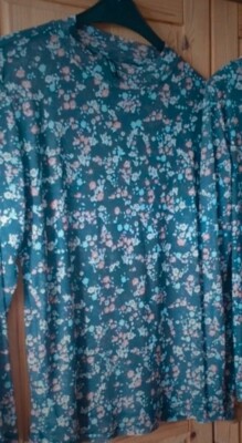 Verspielte Langarm-Tunika mit Blumenmustervon Laura Torelli   Gr. L   ungetragen