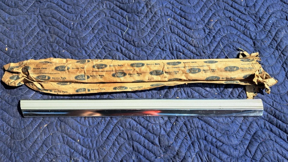 Nuevo de Lote Antiguo 1975-1979 Lincoln Town Car Ford LTD Puerta Trasera Cuarto Moldura 1976 1977 Foto 2 de 4