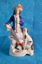 SUPERBA FIGURA STAFFORDSHIRE METÀ XIX SECOLO: UN MUSICISTA E CANE MASCHIO IN PIEDI