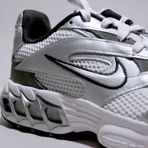 Nike Zoom Air Fire taglia 8,5 scarpe da donna polvere fotonica argento metallizzato DR7852 001 - Foto 11 di 16