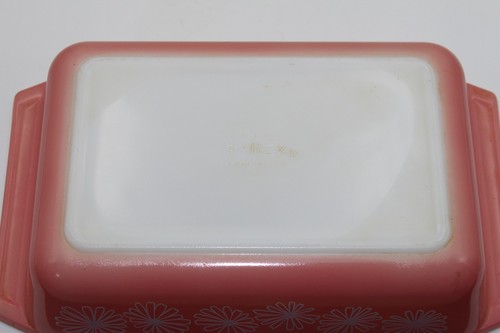 Vintage PYREX Pink Daisy #575 Space Saver Casserole 2 Qt. with PYREX clear lid - Picture 10 of 10