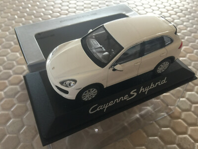 PORSCHE MINICHAMPS OFFICIAL CAYENNE S HYBRID SAND WHITE 1:43rd MODEL 2010-2014