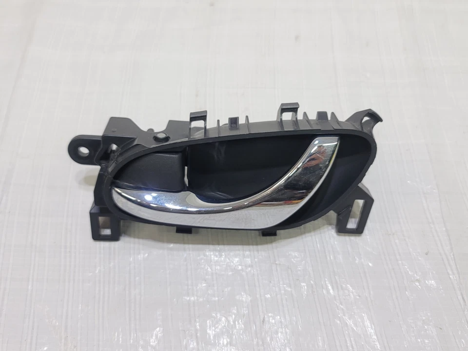 Maçaneta interna Nissan Rogue 2014-2020 traseira esquerda lado do motorista fabricante de equipamento original 806714BA0A - Imagem 2 de 4