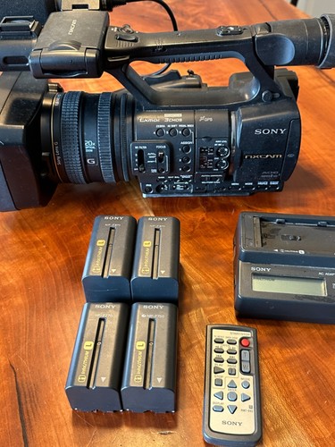 Sony HXR-NX5U camcorder with accessories - Picture 8 of 9