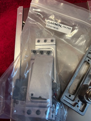 GARMIN GTX 33 TRANSPONDER P/N 011-00779-10 WITH TRAY AND CONNECTOR KIT - Picture 11 of 12