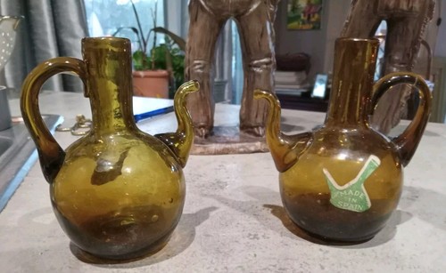 2 Vintage mundgeblasene Spanien Bernstein Grün Glas Krüge Ausgießer Griff 5,5"