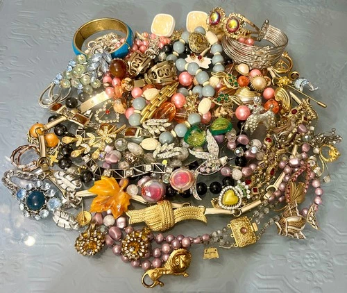 Big Vintage Costume Jewelry Lot Unsigned & Signed Laguna Trifari Gucci Vogue +++