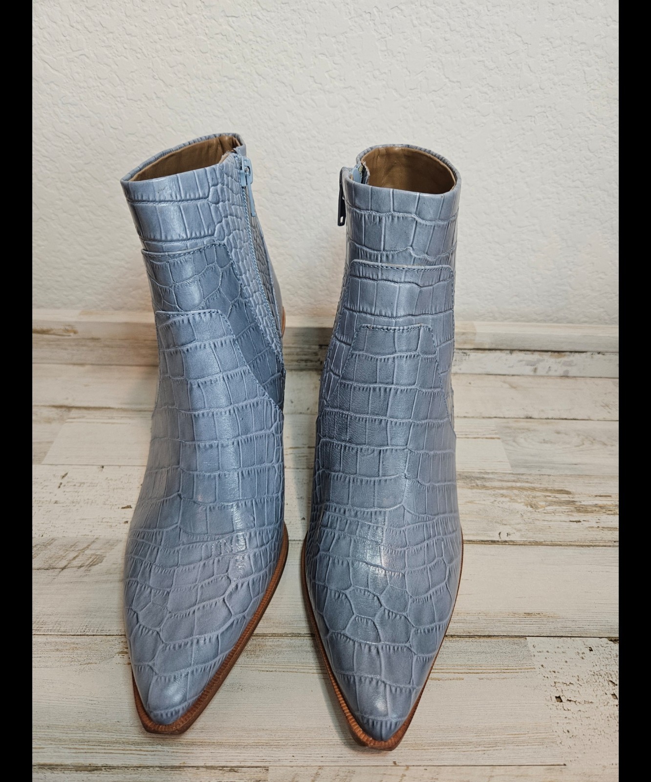 Gianni Bini Women’s Croc Embossed Blue Ankle Boots Leather Size 8M - New