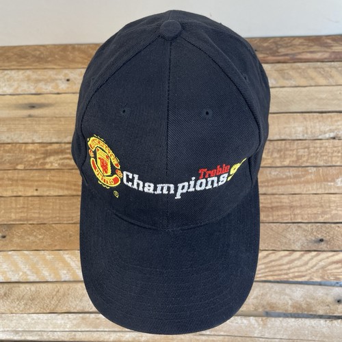 Gorra Manchester United Champions Treble Glory 1999 Oficial Ajustable Negra - Imagen 4 de 17