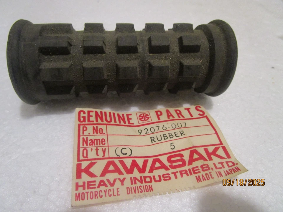 Nuevo de Lote Antiguo Kawasaki C2SS C2TR F3 F4 OEM Reposapiés Trasero Goma PN:92076-007 Foto 3 de 4