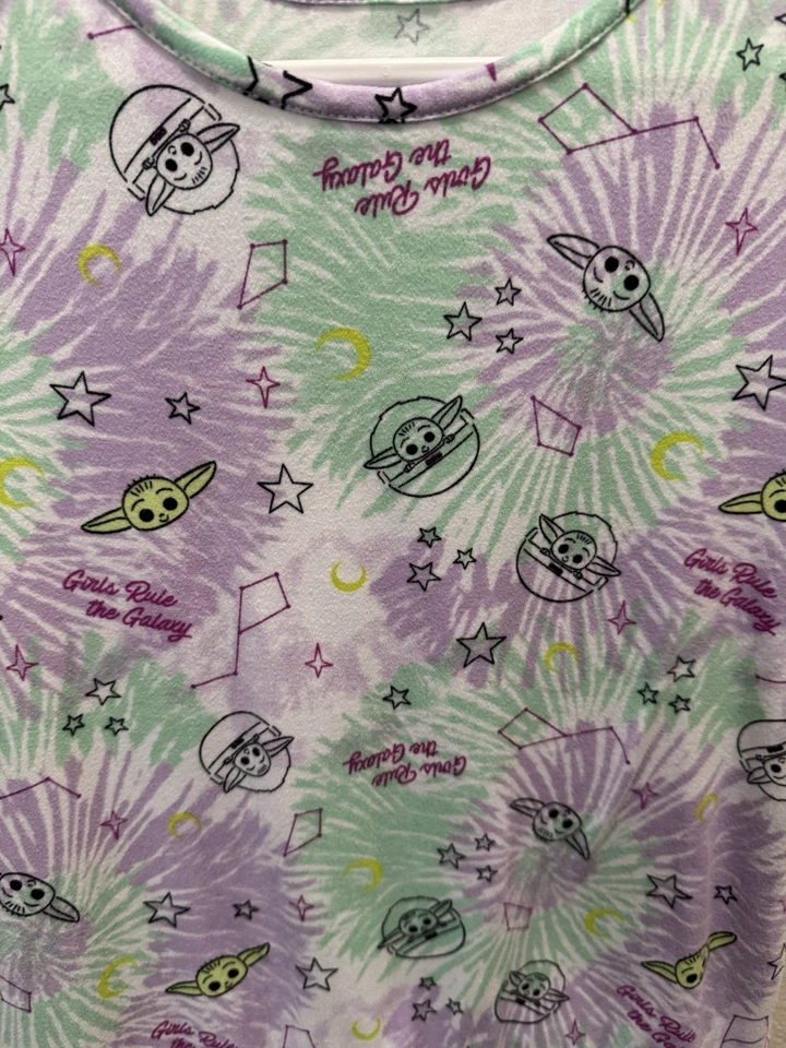 Vestido Star Wars Girls Rule The Galaxy blanco suave con Yoda y estrellas y lunas Foto 2 de 4
