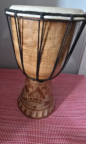 Kleine hölzerne Bongo Trommel 11,5 Zoll Höhe 6 Zoll breit Schnitzerei um Basis - Bild 1 von 9