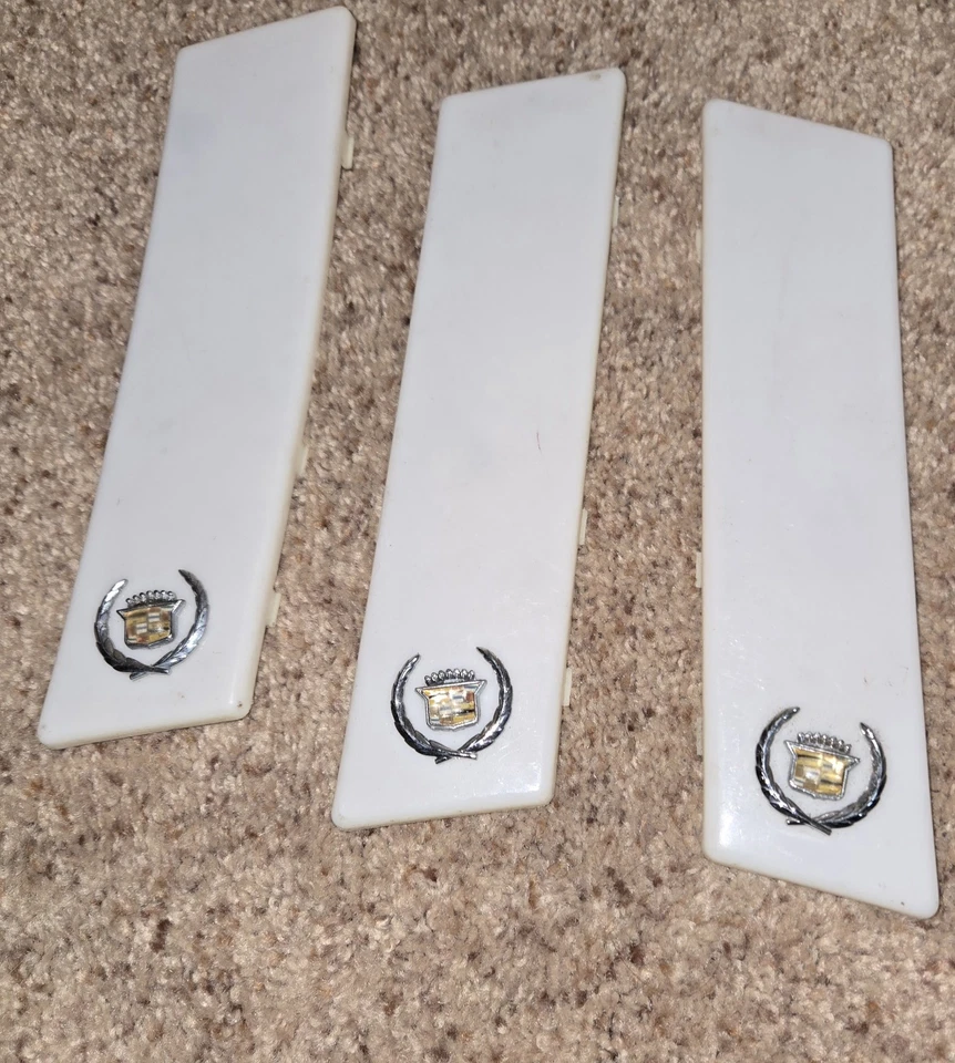 Lote de 33 adornos/emblemas vintage para capó Cadillac, tapas, Eldorado, cupé, deVille Foto 3 de 4