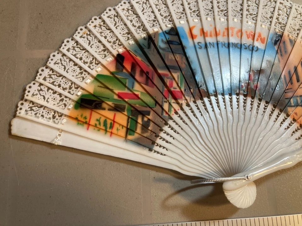 Ventilador de mano de plástico plegable vintage marfil años 60 Chinatown, San Francisco de colección Foto 4 de 4