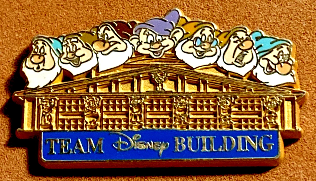 DISNEY STORE 2002 SEVEN DWARFS 12 MONTHS OF MAGIC TEAM DISNEYS BUILDING PIN