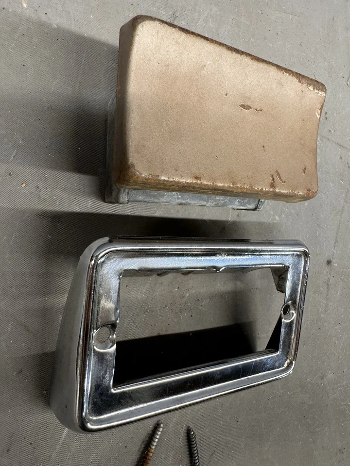 Ford Galaxie 500 1961-1964 Merodeador Asiento Trasero Cenicero Moldura Tablero Foto 4 de 4