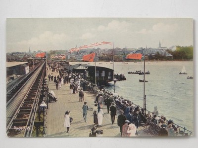 Ryde Pier Isle Wight Eisenbahn Flaggen Menschenmassen Meer um 1910 Postkarte