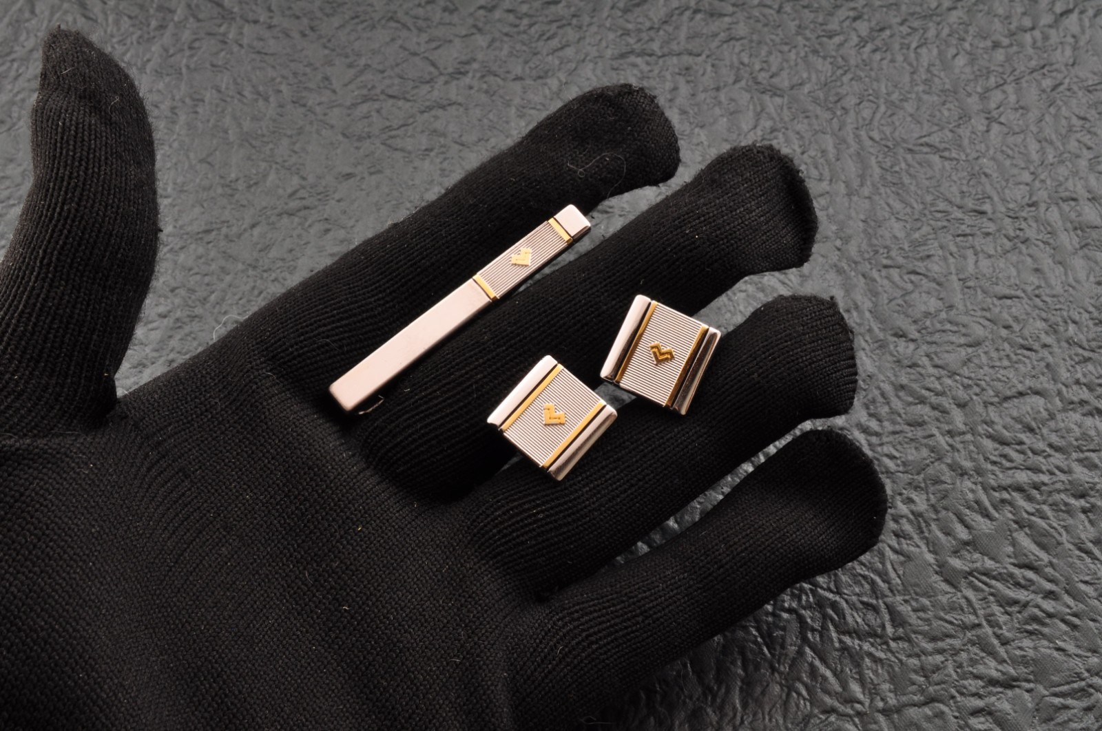 Near mint tie pins and  cufflinks "Mario valentino" gold and silver color case. thumbnail 20