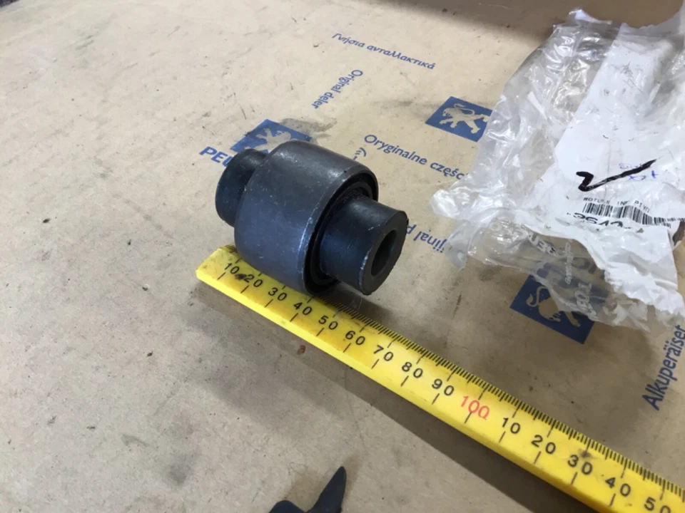 PEUGEOT 406 BUJE TRASERO EJE INFERIOR MONTAJE JUNTA CASQUILLO ORIGINAL OE 364041 Foto 2 de 4