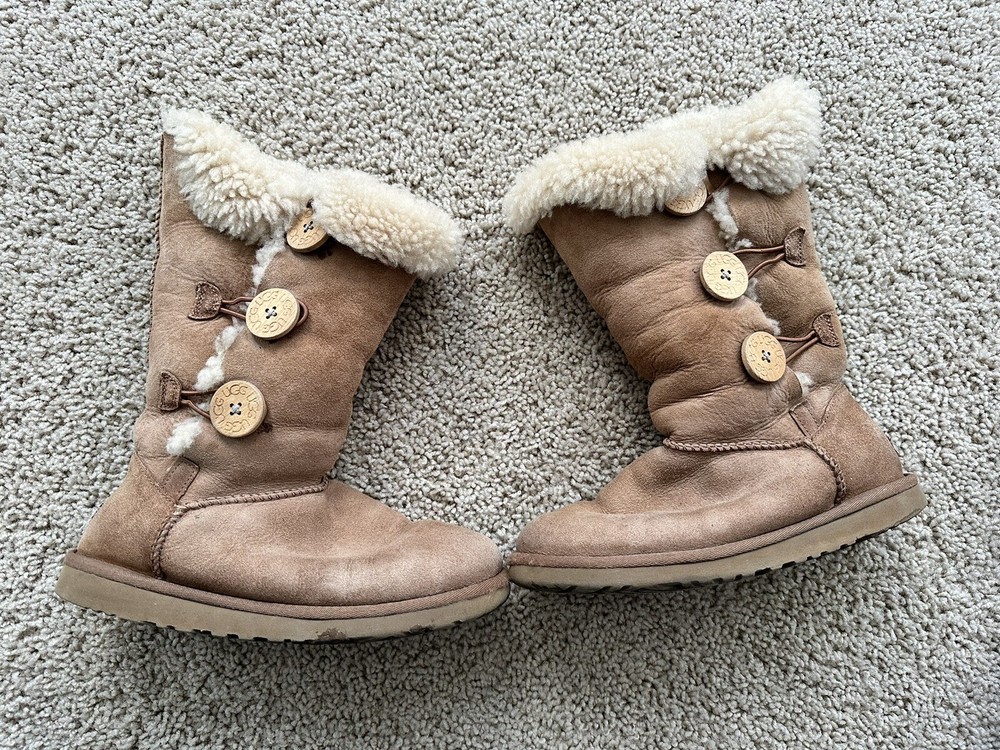 UGG Bailey Triple Button Tall Boot Chestnut Shearling Size 5 Tan S/N 1873