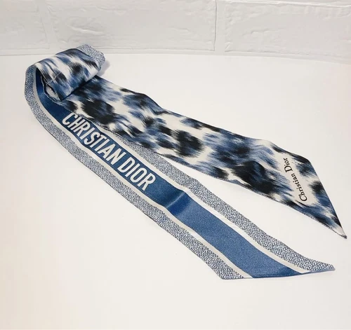 Bandana bleu Christian Dior 42,1 pouces x 2,4 pouces occasion avec petites taches