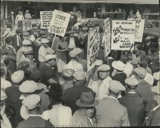 1935 Press Photo Strikers Picketing in Milwaukee, Wisconsin over High Meat Price