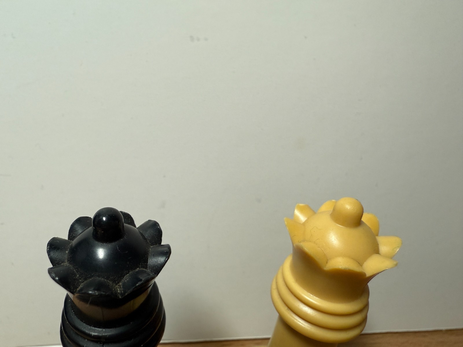 DRUEKE Extra Heavy Chess Piece Butterscotch Black 3 5/8" King Players Choice Box