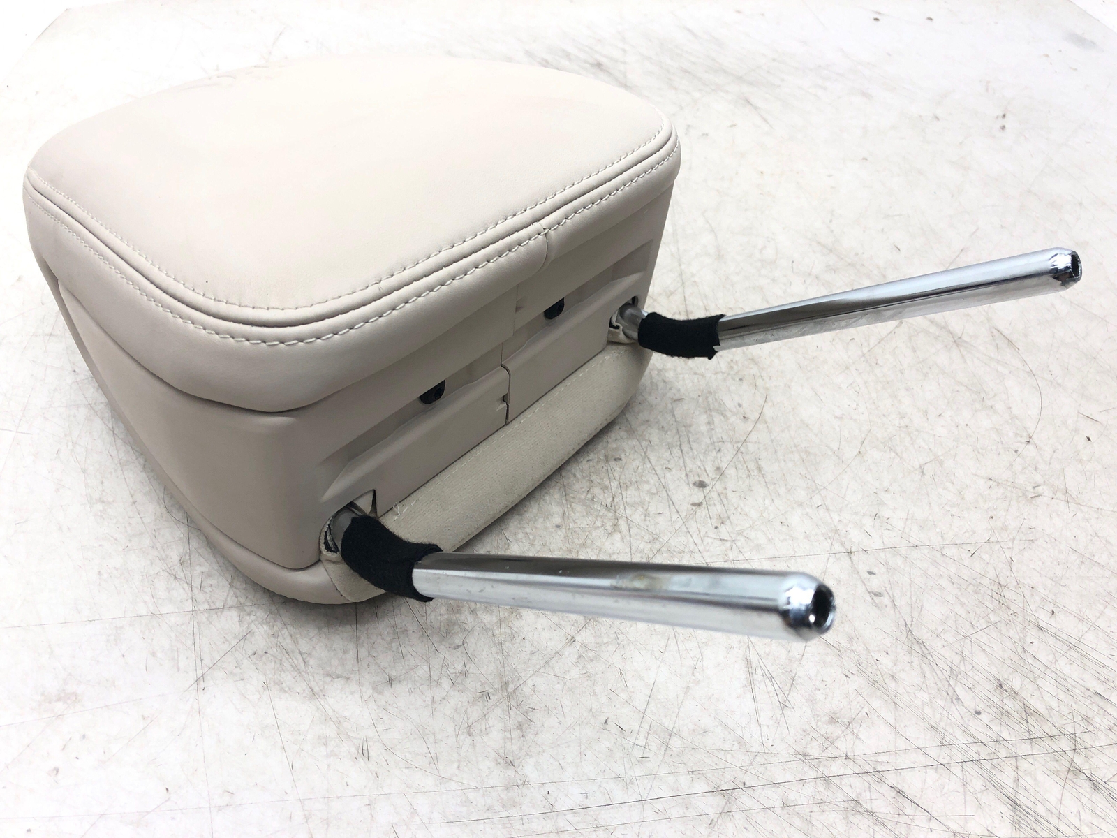 2017-2022 MASERATI LEVANTE FRONT RIGHT OR LEFT SEAT HEADREST BEIGE OEM (A)