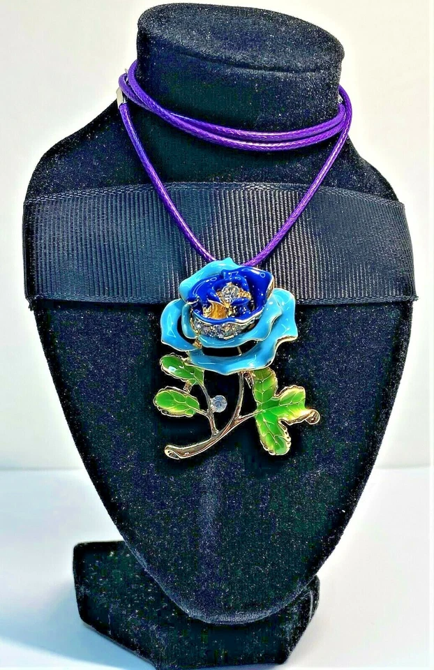BROCHE BETSEY JOHNSON ESMALTE Y FLORES DE CRISTAL Y CORDÓN TRENZADO DE CUERO AZUL GRATIS Foto 4 de 4