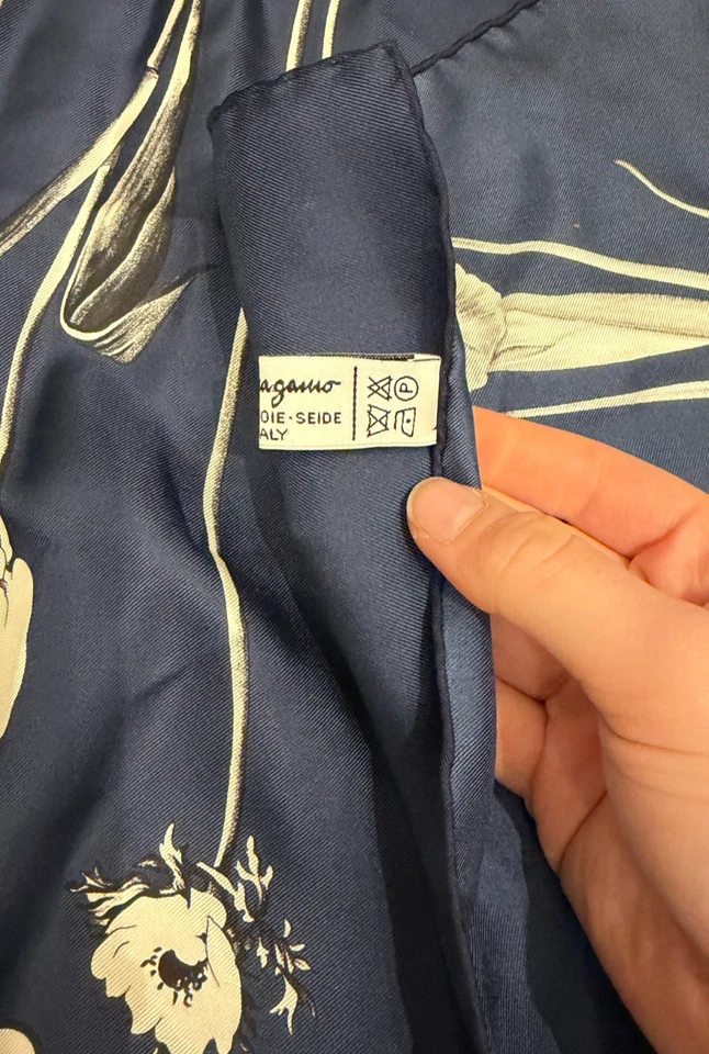 RARO! Auténtico SALVATORE FERRAGAMO Arte Floral 100% Seda Cuadrado Bufanda Azul Foto 4 de 4