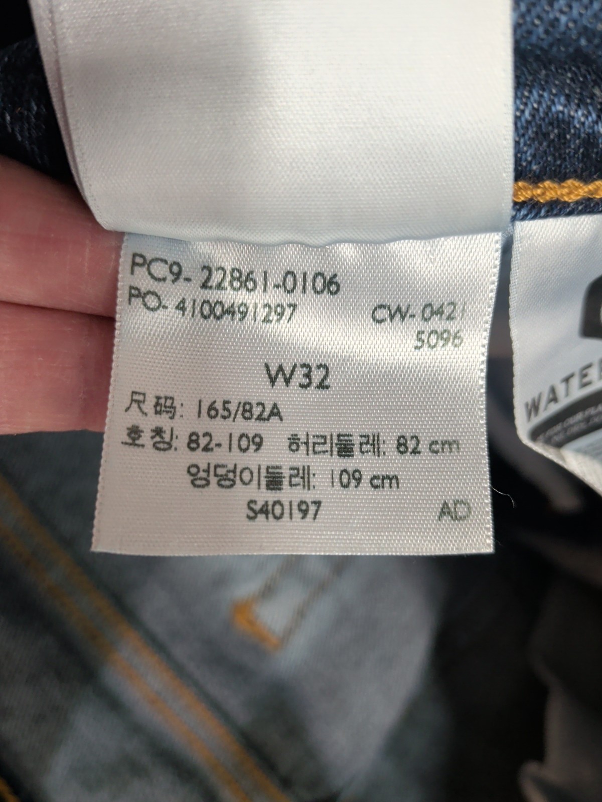 Levi's Wedgie Straight Ankle Jeans thumbnail 7