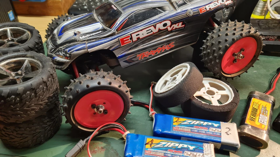 TRAXXAS E-Revo 4x4 VXL 1/16 Racing-buggy Brushless gebraucht Rennstallauflösung - Bild 2 von 4