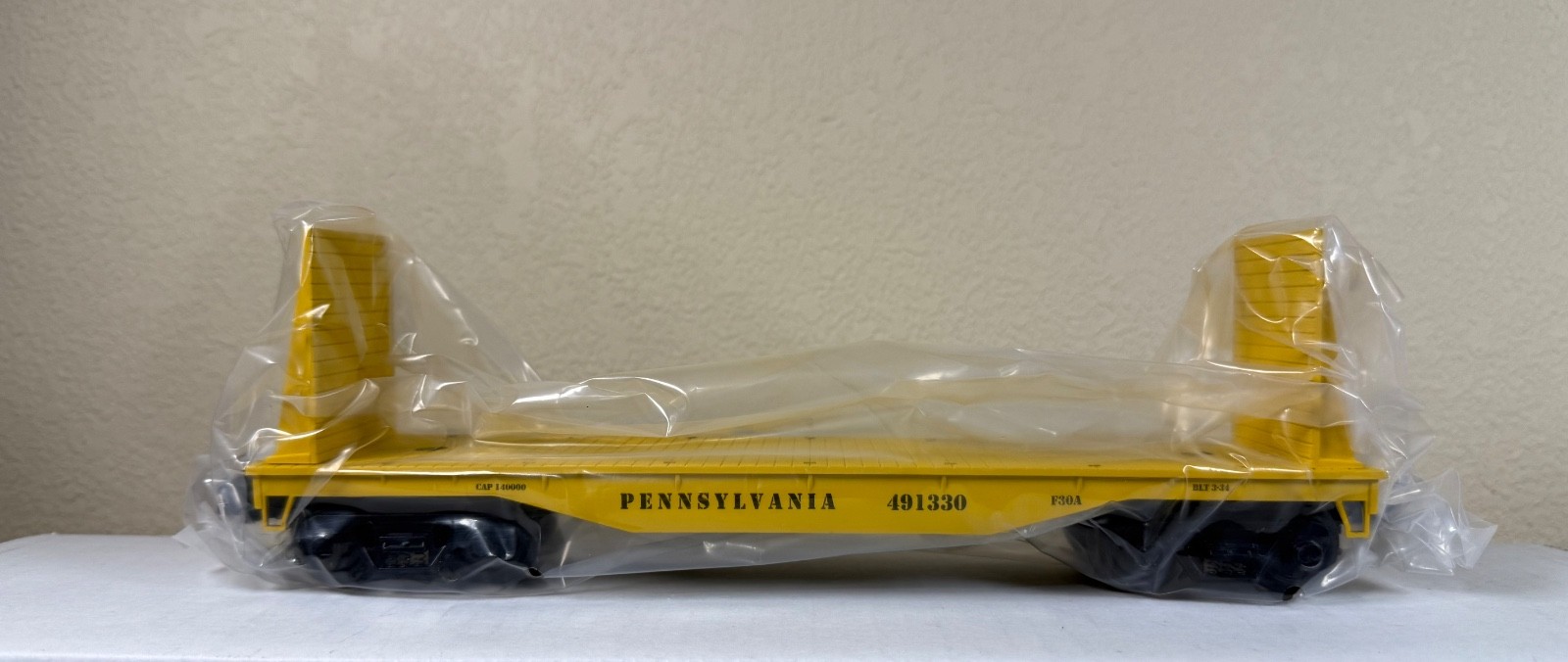 NIB! - Industrial Rail (IDM 7501) Flatcar w/Bulkheads & Stakes Pennsylvania RR
