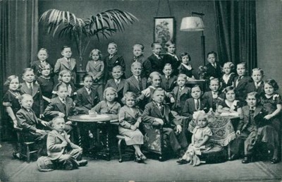 Ansichtskarte Schaefer's Märchenstadt Lilliput Personengruppe (b151)
